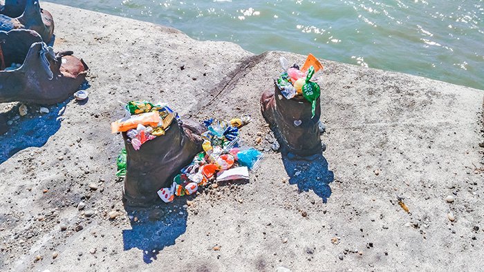 Scarpe sulle rive del Danubio
