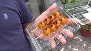 Dolce giapponese tipico con farina di riso e salsa di soia di nome Mitarashi Dango